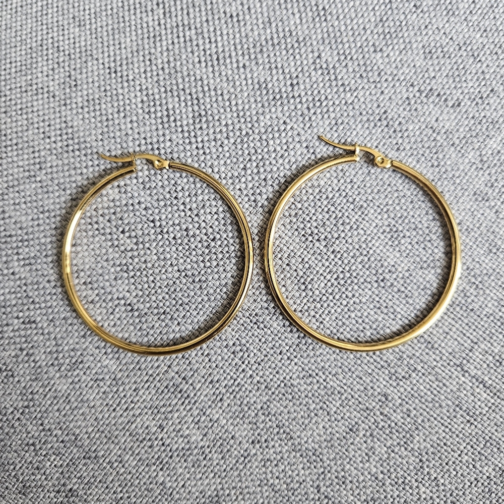 Brand new accessory gold hoop earrings